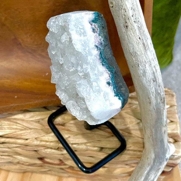 Quartz on a stand - Picture 2 of 15